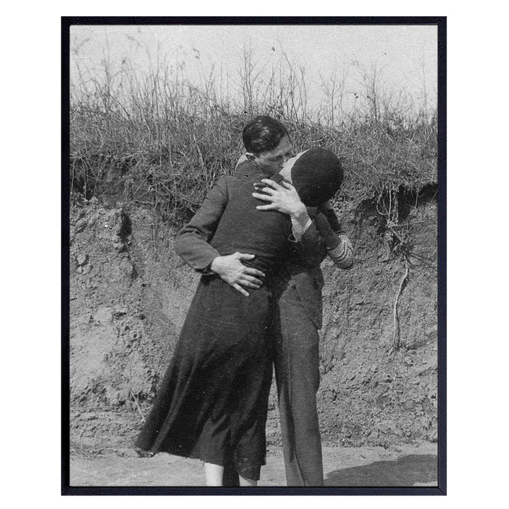 Bonnie and Clyde - Gangster Wall Art - Historic Outlaw, Bank Robber Wall Decor - Unique Gift for Men, Boys, Historian, American History Fan - Wall Art for Bar, Man Cave - Vintage Picture Photo