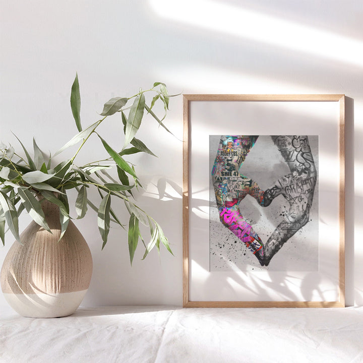 Hand heart Love Wall Art - Graffiti Wall Art - Banksy Wall Art & Decor - Heart Decor - Bedroom Wall Decor Living room Aesthetic - Urban Home Decor for Women - Wedding Gifts - Anniversary Gifts